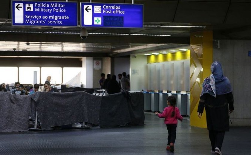 Imigrantes afegãos voltam a acampar no aeroporto de Guarulhos