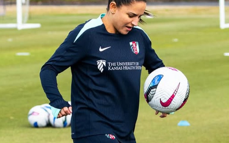 Debinha e Laís Estevam são cortadas da seleção feminina de futebol para amistosos com o Japão