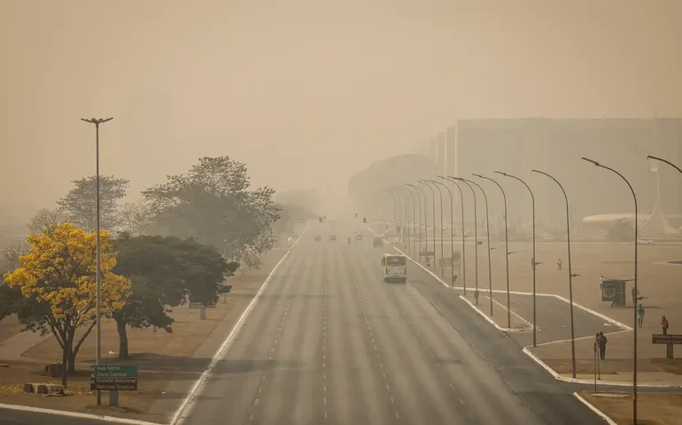 Brasília amanhece coberta de fumaça pelo segundo dia seguido