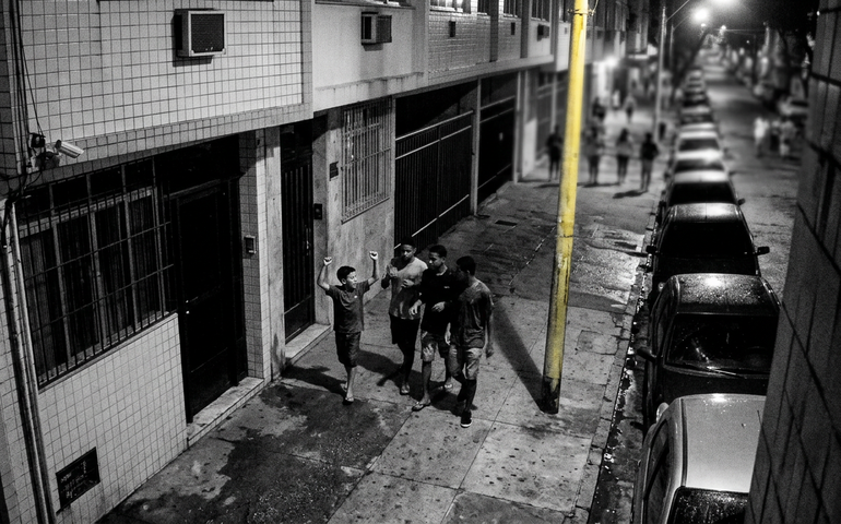 Imagens analisadas pela polícia mostram menor 'comemorando' com amigos após estupro coletivo em Copacabana