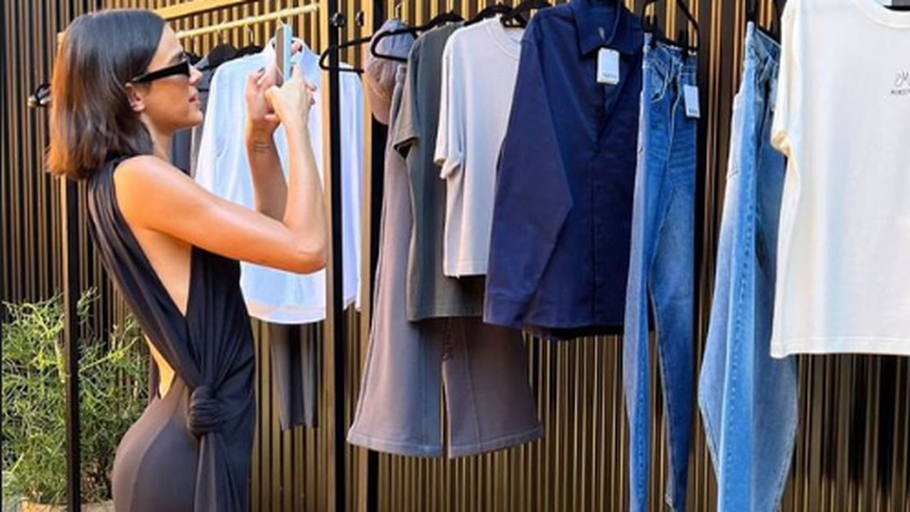 Amigas de infância, Bruna Marquezine prestigia Sasha em estreia de sua marca de roupas
