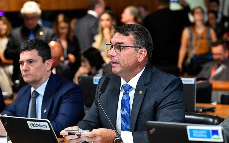 Flávio Bolsonaro chama tentativa de golpe de 'crime impossível' e compara com 'venda de terreno na lua'