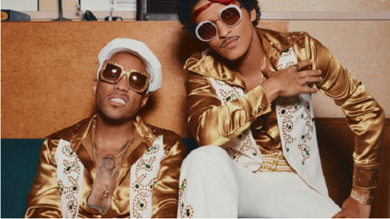 Mars e .Paak festejam números e prêmios de Silk Sonic