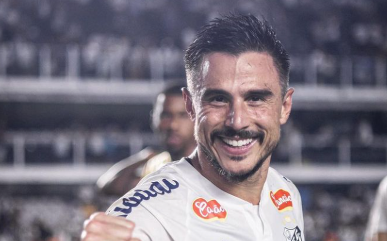 Willian Bigode marca nos acréscimos, Santos bate Chapecoense e volta ao G-4 da Série B