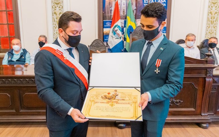 Prefeito JHC homenageia voluntários que atuaram no Ônibus da Vacina da Cruz Vermelha