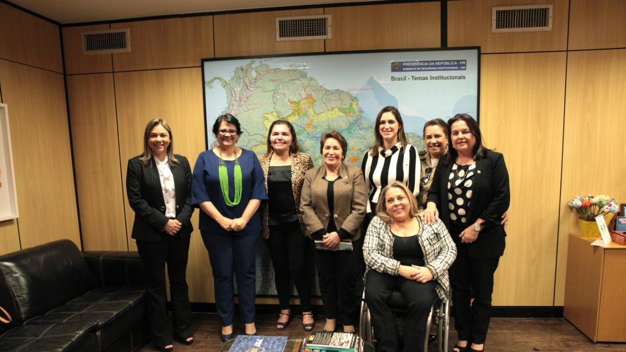 Deputadas se reúnem com ministra da mulher para pedir apoio a Casa da Mulher Alagoana