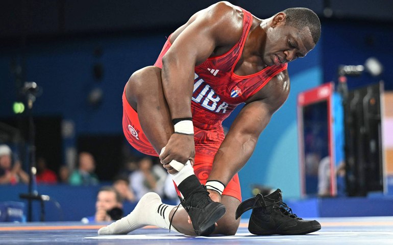 Com festa e salsa, Mijaín López lidera festa da delegação cubana no retorno à ilha após Paris-2024