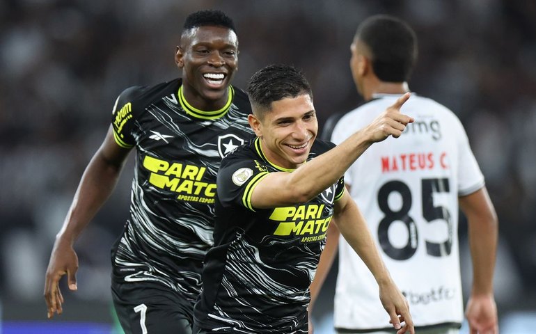 Bota supera o Vasco e amplia a vantagem na liderança do Brasileiro