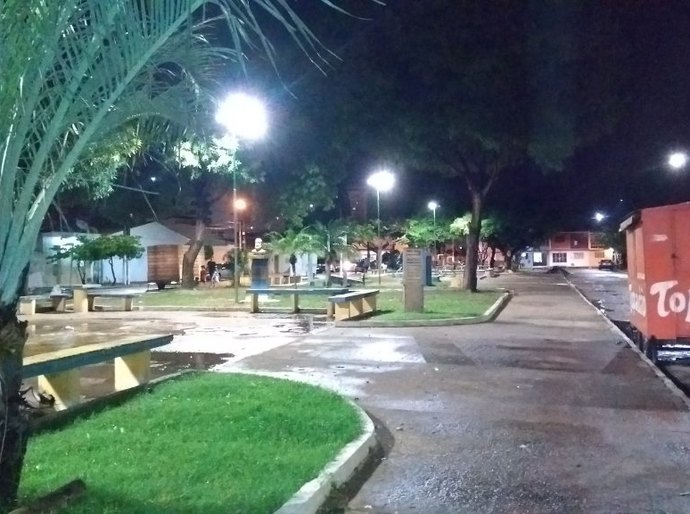 Nova iluminação na Praça Jornalista Denis Agra muda rotina dos moradores
