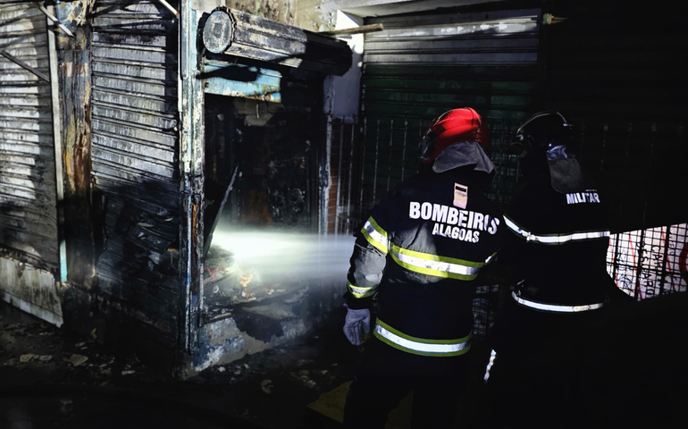 Bombeiros combatem incêndio em barracas na Feira do Rato