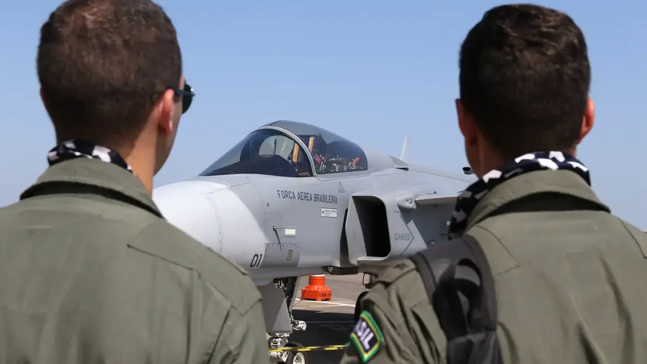 Aeronaves dos EUA desfilam durante exposição em Miami