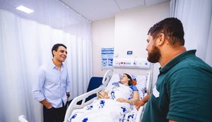 JHC visitou o Hospital da Cidade nesta terça-feira (18) e afirmou que pretende “abrir a caixa-preta” da saúde de Alagoas caso seja eleito governador. - Foto: Jonathan Lins/Assessoria