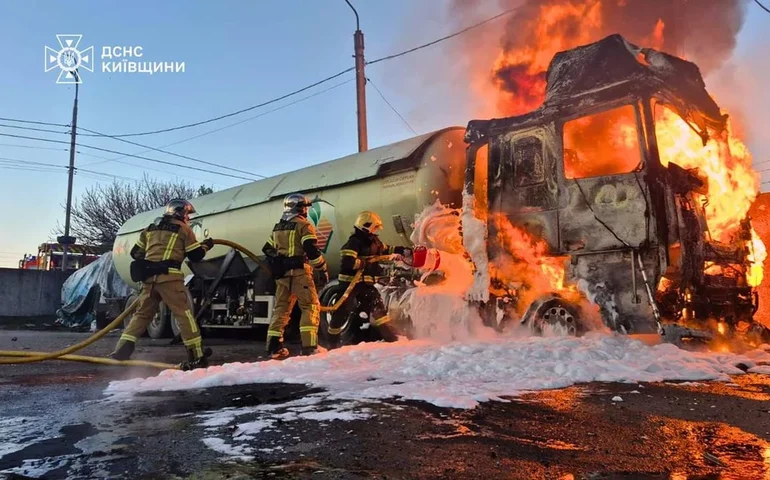 Zelenskyy critica o 'cinismo absoluto' da Rússia após ataques que deixaram 5 mortos na Ucrânia, antes de um breve cessar-fogo ser estabelecido.
