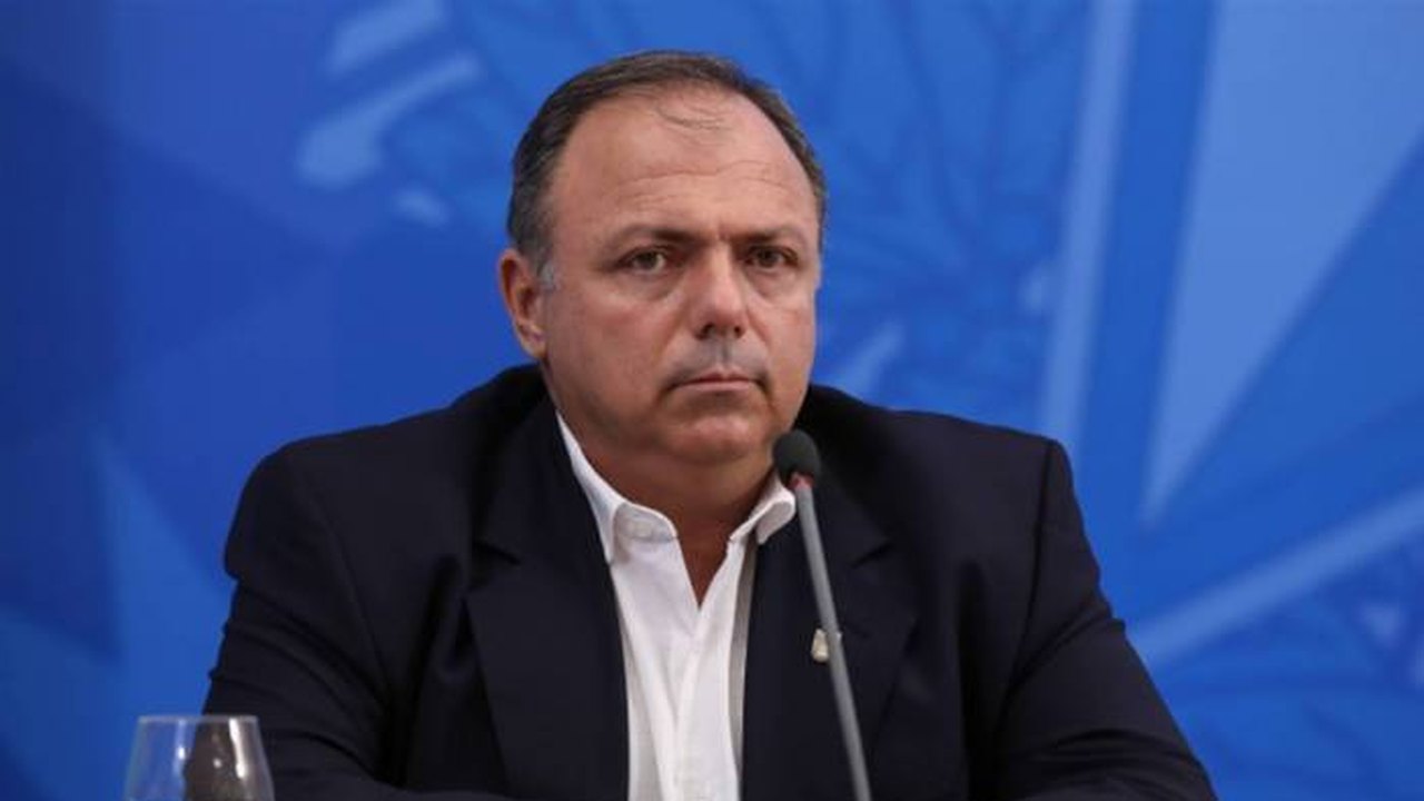 Pazuello lamenta mortes e volta a defender ‘início imediato de tratamento’