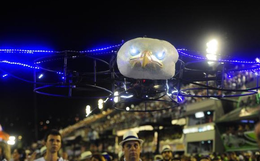 Anac vai investigar uso de drones e pouso de paraquedistas no Sambódromo