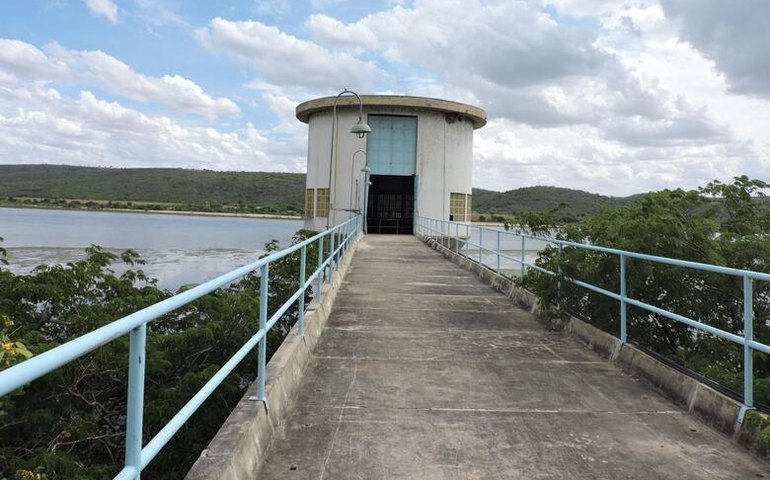 Casal trabalha para concluir manutenção do Sistema Coletivo da Bacia Leiteira