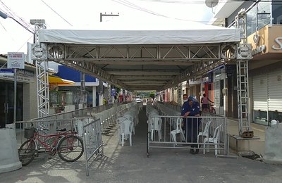 Em Murici, Prefeitura instala tendas e cadeiras em frente à Caixa para dar comodidade aos usuários