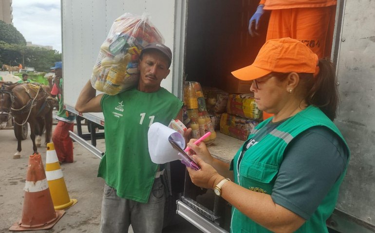 Desenvolvimento Sustentável entrega mais de 100 cestas básicas para carroceiros da capital
