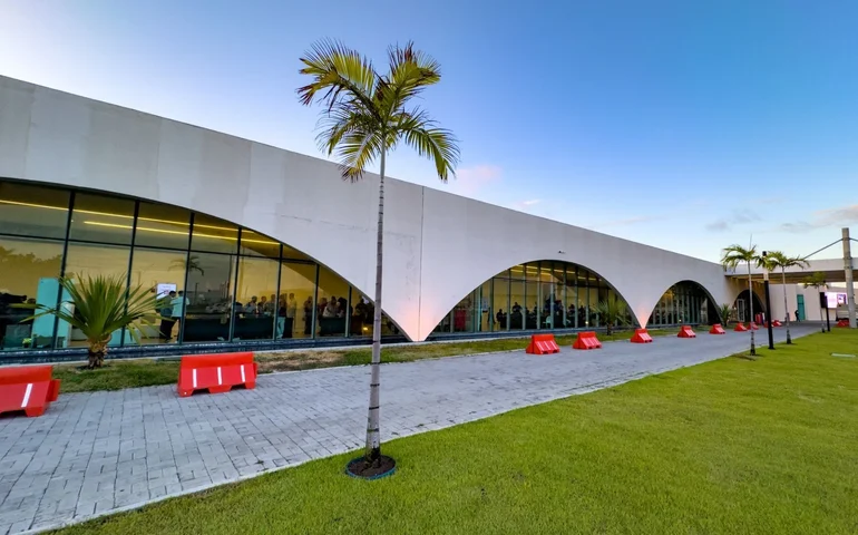 Recife Expo Center ilumina fachada em apoio ao Dezembro Laranja e à prevenção do câncer de pele