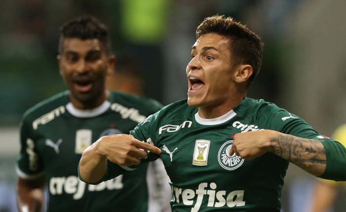 Rafael Veiga comemora gol pelo Palmeiras