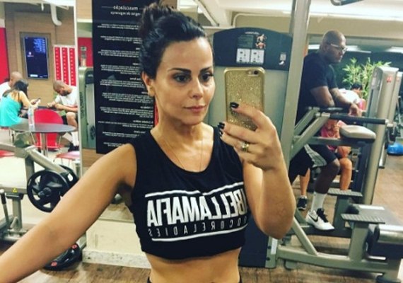 Seguidora chama Viviane Araújo de plastificada e atriz rebate