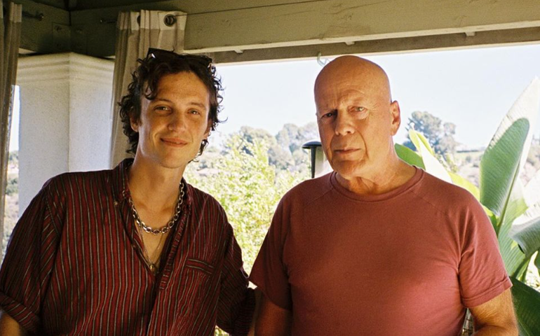 Filha de Bruce Willis publica nova foto de ator, que sofre de demência: 'Luz do sol'