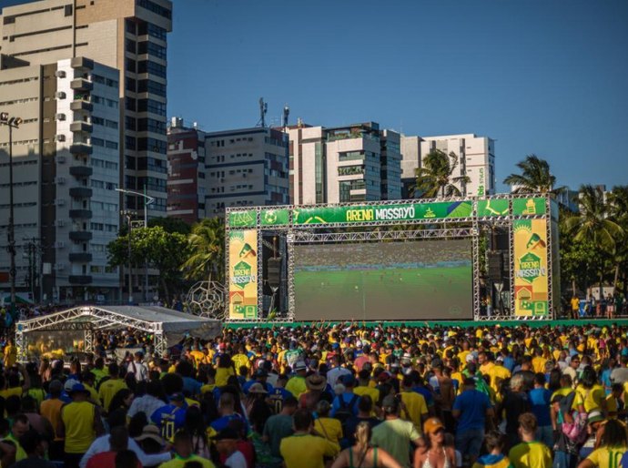Telões da Arena Massayó transmitem o jogo do Brasil nesta sexta-feira (02)