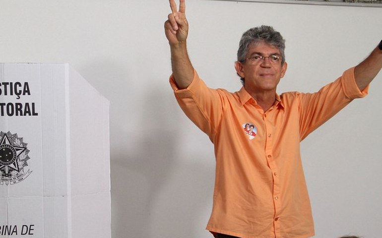 Ricardo Coutinho, do PSB, é reeleito governador da Paraíba