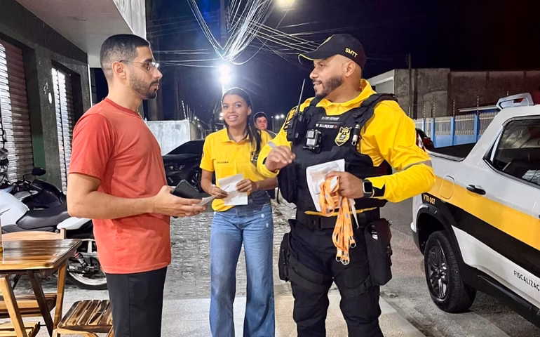 Maio Amarelo: SMTT Penedo orienta motociclistas que trabalham com entrega