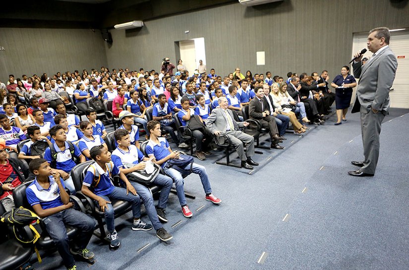 Esmal oferece sessão de cinema para 600 estudantes de escolas públicas