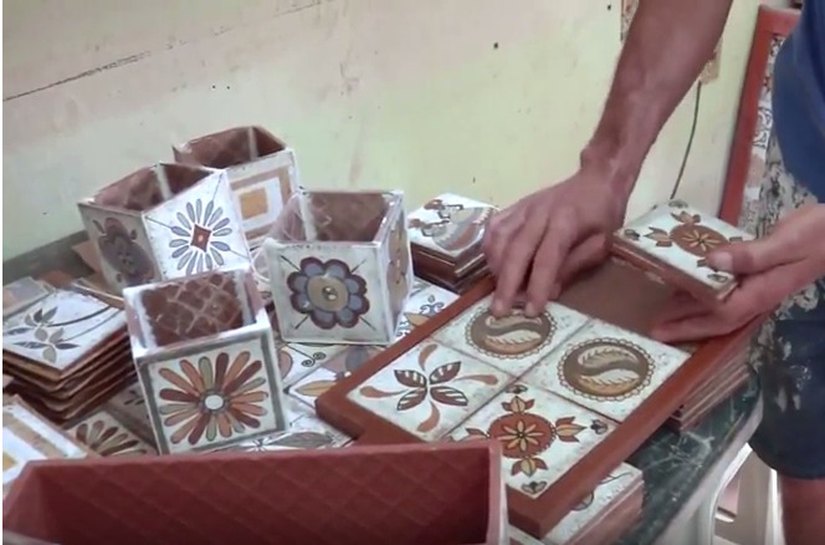 Artesão recebe cerâmicas da Pointer para continuar projeto no Recife