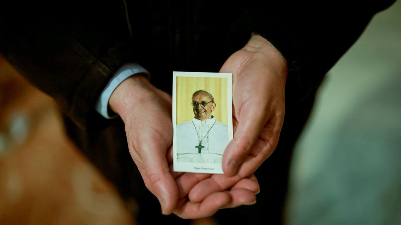 Papa Francisco recebe alta do hospital neste domingo