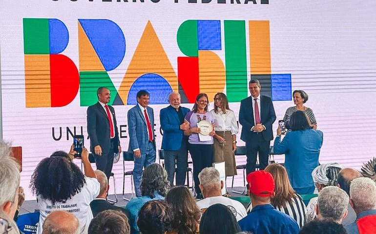 Kátia Born representa Alagoas na assinatura do decreto em que Lula recria Consea