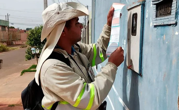 Leiturista confere consumo de energia residencial Leiturista confere consumo de energia residencial