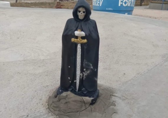 PC investiga colocação de estátua de caveira em frente à igreja em Cacimbinhas