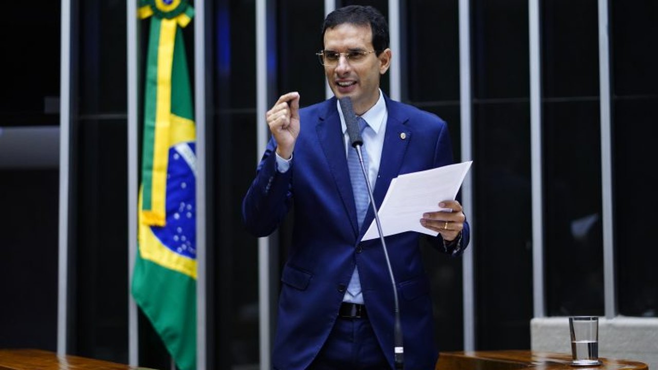 Proposta exige a remoção de cabos e fios acumulados em postes na rua