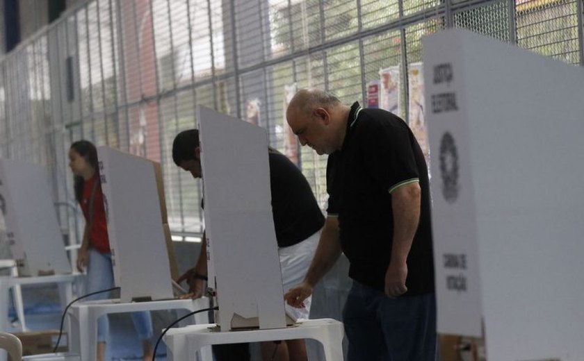 Eleições municipais contam com 83 deputados candidatos, incluindo 18 mulheres