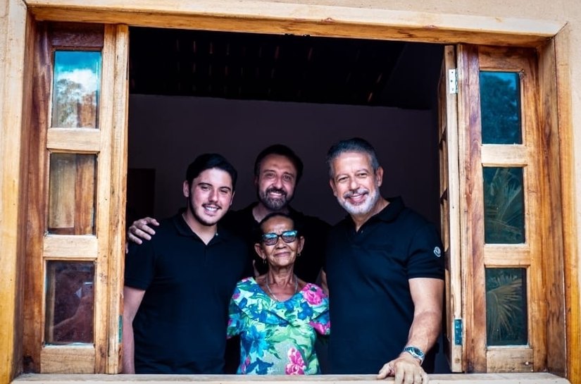 Arthur Lira entrega casas na Palatéia e reforça compromisso com moradia digna em comunidade tradicional de Barra de São Miguel