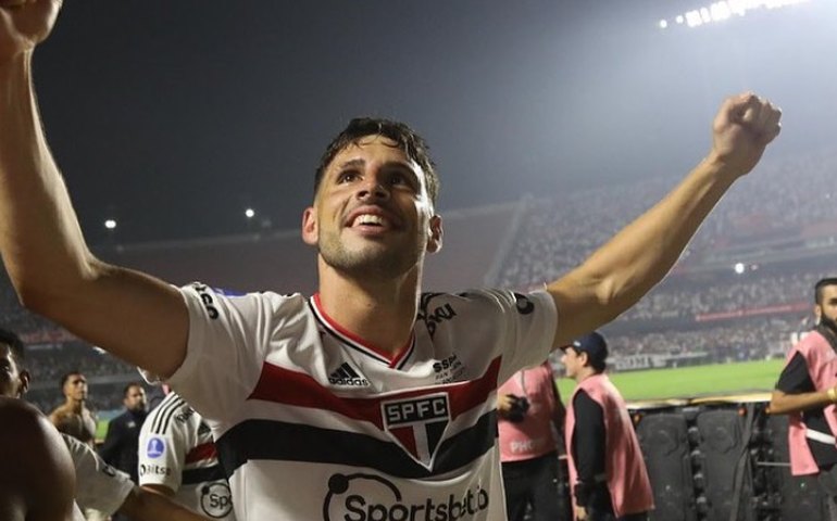 Calleri reclama de dor nas costas e vira preocupação no São Paulo