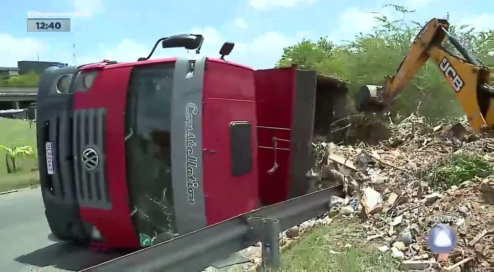 Caçamba tomba no viaduto da Osvaldo Aranha em Aracaju.jpg