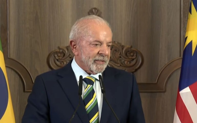 Tarifaço: Lula entrega a Trump pasta vermelha com pedidos do Brasil