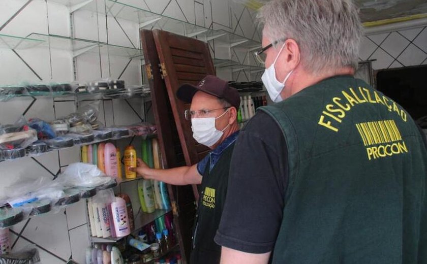 Procon, Vigilância Sanitária e Conselho de Farmácia fazem vistoria em comércio em Arapiraca