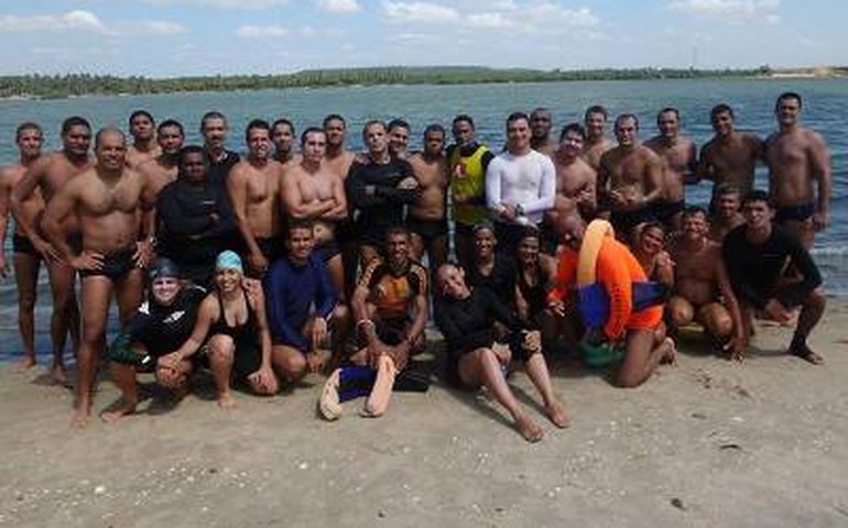 Policiais militares simulam salvamento de vítimas na Praia de Guaxuma