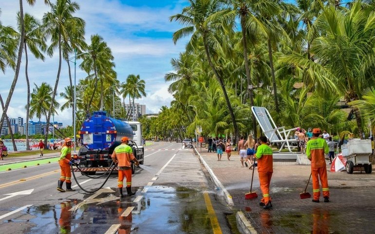 Prefeitura intensifica limpeza da orla para o Réveillon em Maceió