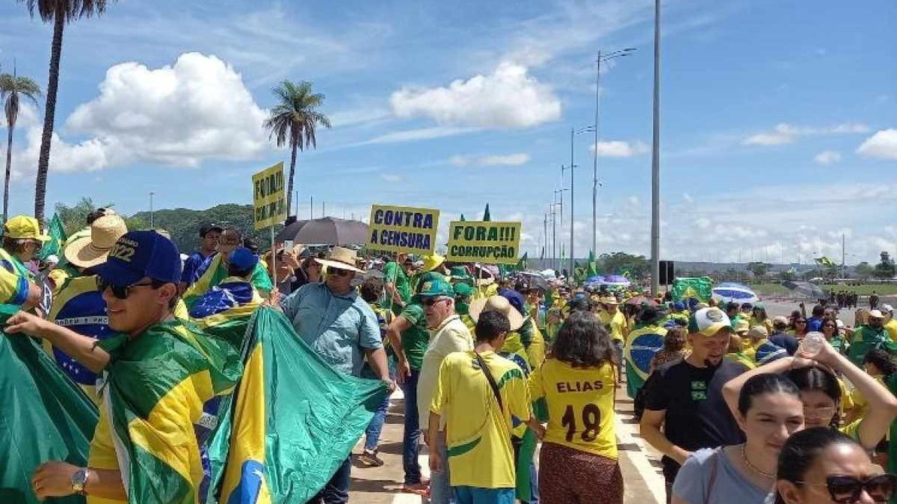 Feriado faz aumentar número de bolsonaristas em frente ao Comando Militar em SP