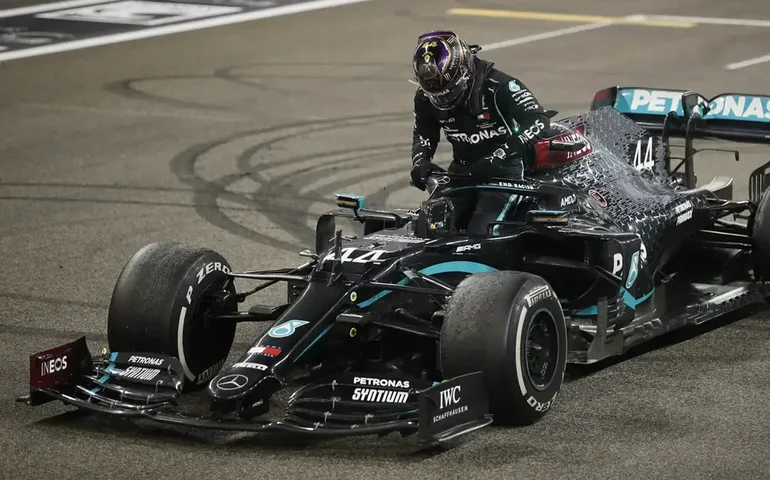 Antonelli se sente feliz na Mercedes e avisa: 'Não quero ser visto como substituto de Hamilton'