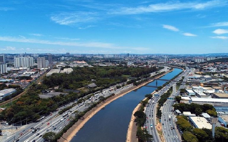 O rio com água de boa qualidade no meio de São Paulo