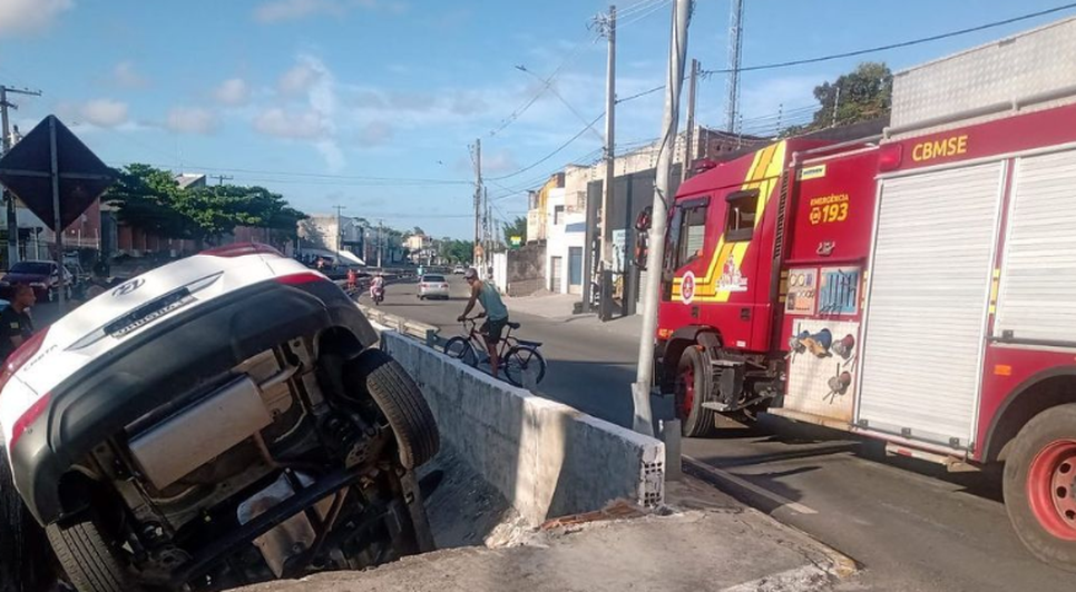 Após colisão, carro cai em canal e deixa motorista ferido na Região Central de Aracaju