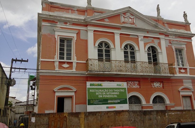 Restauração da 1ª casa de espetáculos de Alagoas segue o cronograma