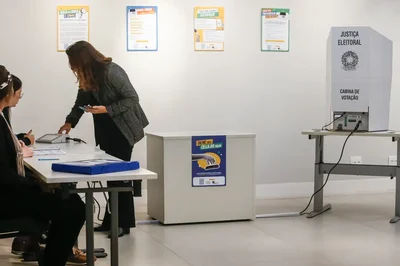 Colinha em papel e sem celular: saiba o que pode entrar na cabine